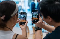 Apple stock plunge sends shudder through rest of U.S. economy