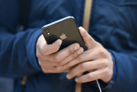 Schwab, Wells Fargo and Edward Jones praised for mobile apps