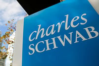 Schwab adds 800 funds to no-transaction-fee program