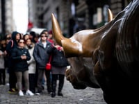 Investors remain positive on stocks even while cutting spending, survey shows