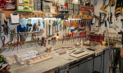 Apprentice asks project manager who to notify about resignation, then collects all tools