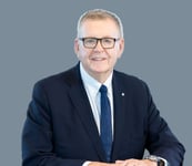 Steadfast confirms Robert Kelly to resume CEO duties
