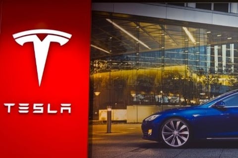 Tesla hit by probe after autonomous car crashes