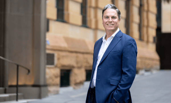 How can brokers help clients manage greenwashing risks?