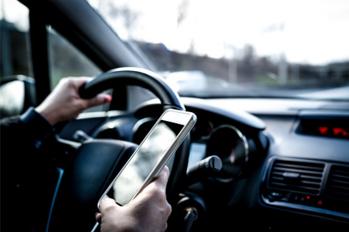 Most Canadians deem distracted driving safe – survey