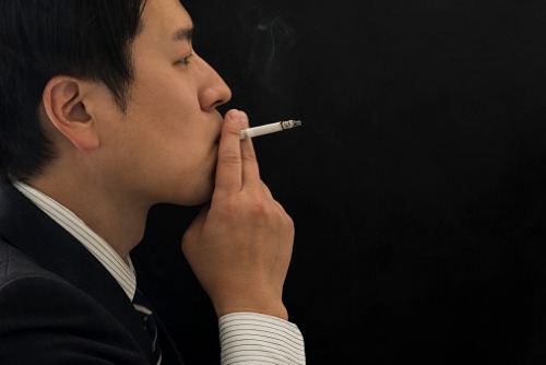 Japanese insurer to stop hiring smokers by next year