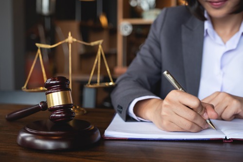 Judge bounces baby while swearing in new lawyer mom