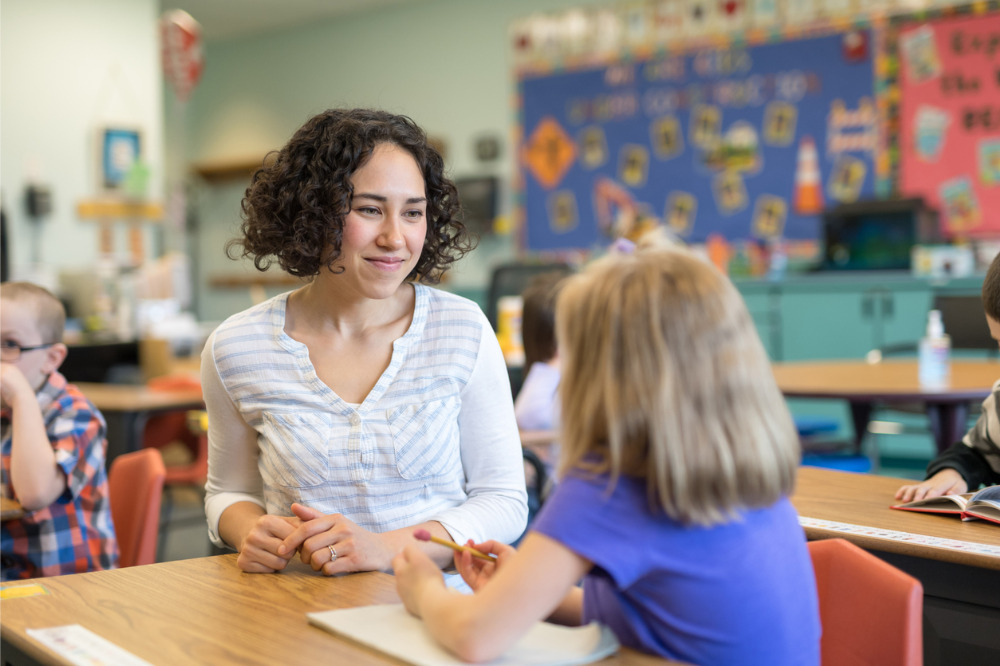 Teach 10. Молодая училка учит английский. Special Education teacher. Понимание с первой учительницей. Болтающие в классе 3 девочки.