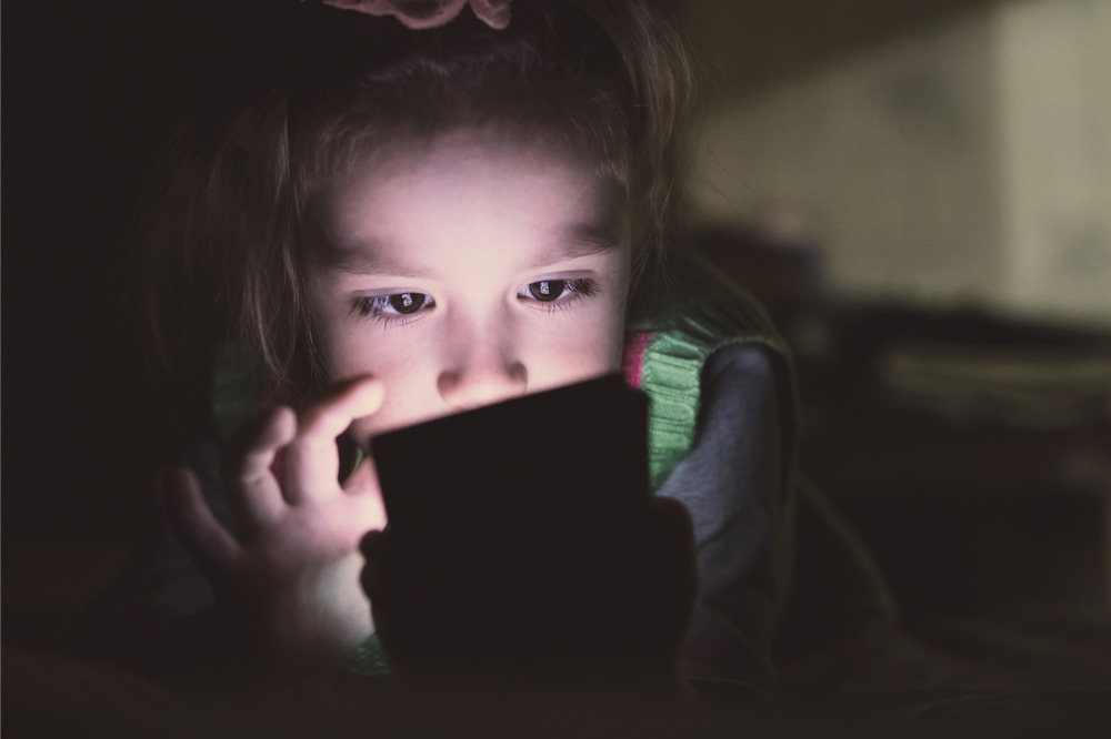 Mobile devices distract youths from negative thoughts before sleep – study