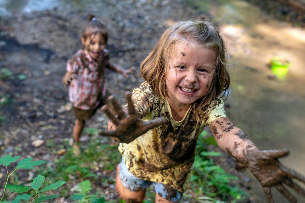 Why nature play can be both messy and safe for kids