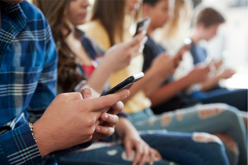 Moderate online engagement can help reduce stress among teens – study