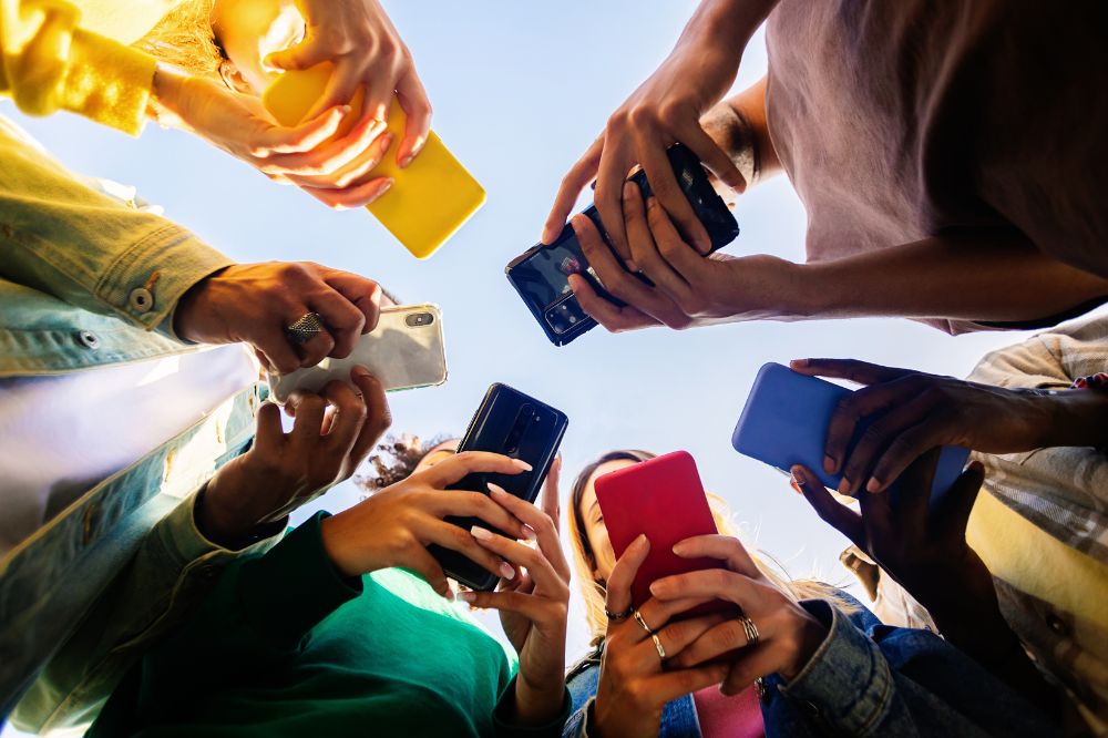 Victorian secondary schools to limit device use from 2027