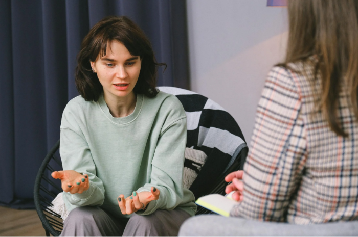 a woman talks to a counsellor as part of an employee assistance program