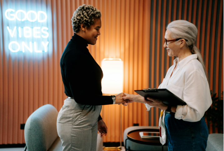 woman receives kudos from her boss – employee recognition is a factor in employee net promoter scores