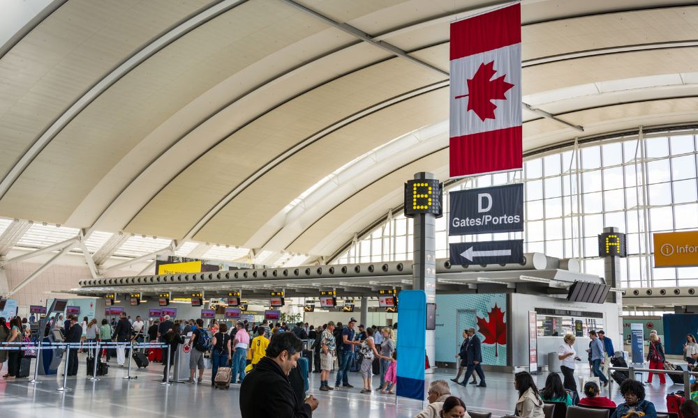 Ottawa urged to protect Canadian airports from costly privatization