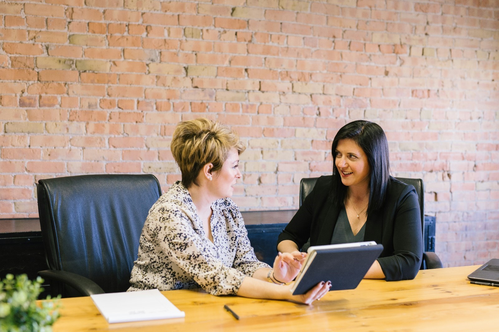 HR officer with Certified Employee Benefits Specialist designation speaks with an employee about her compensation package