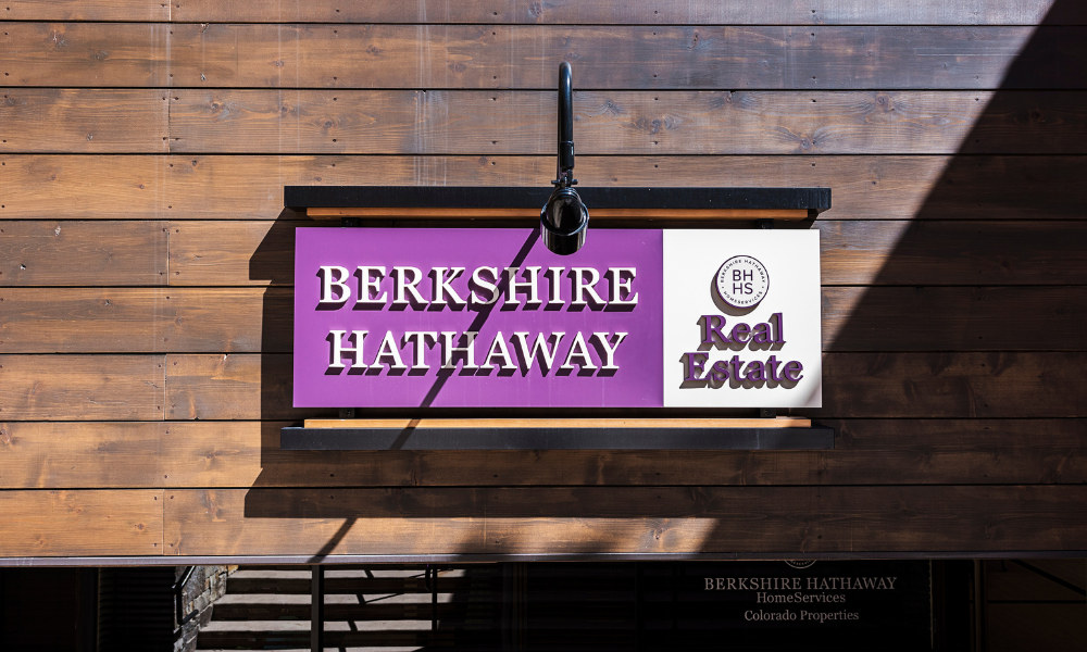 Berkshire Hathaway board affirms support for eventual Buffett replacement - Vimarsana News