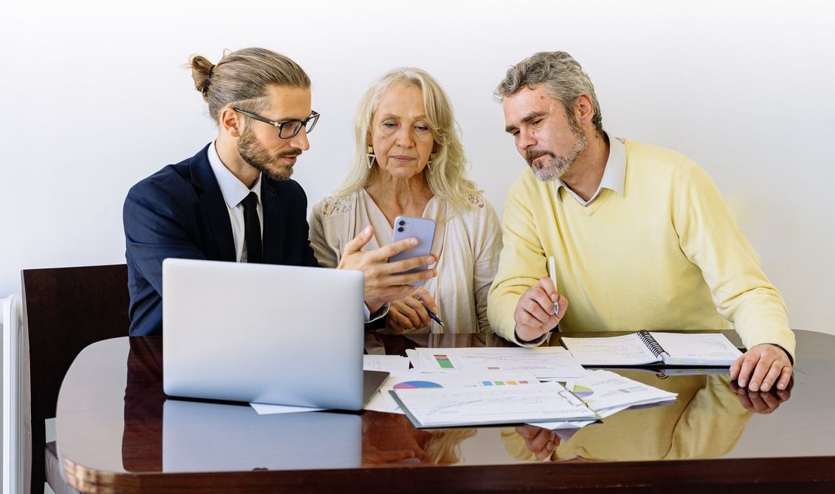 Brokers say signposting commitment has yet to fix the handover problem