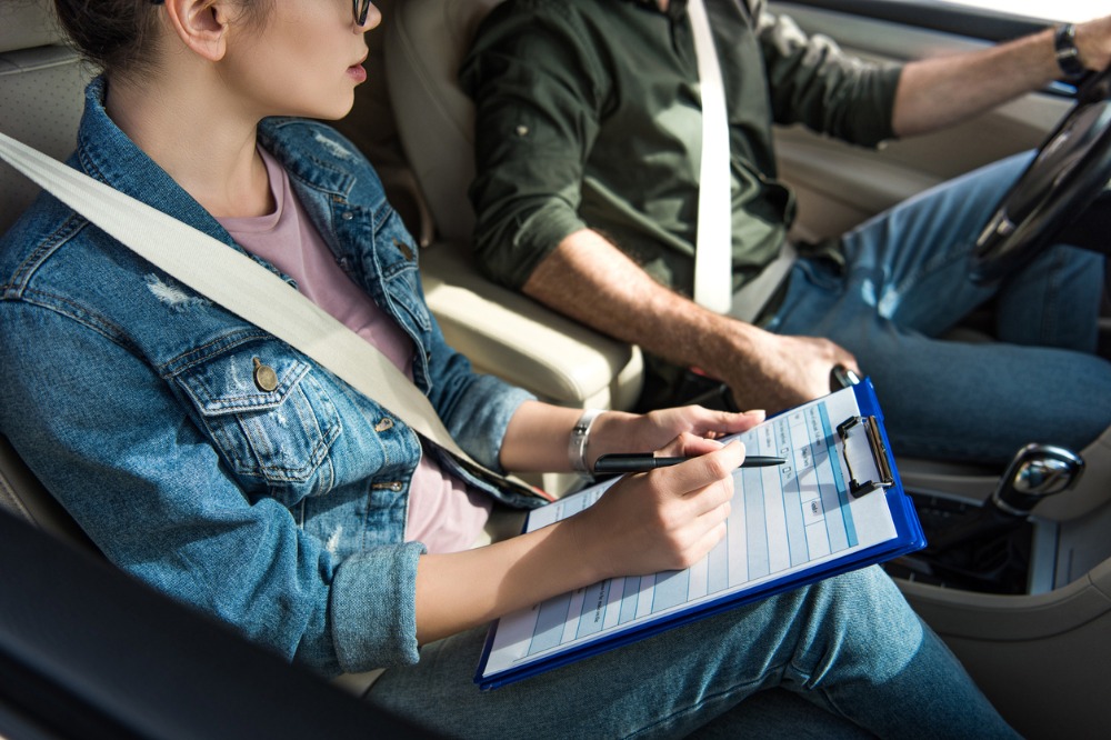 M driving tests. Машина учителя. Картинка ученик в машине. Ученик car. Teacher car people.