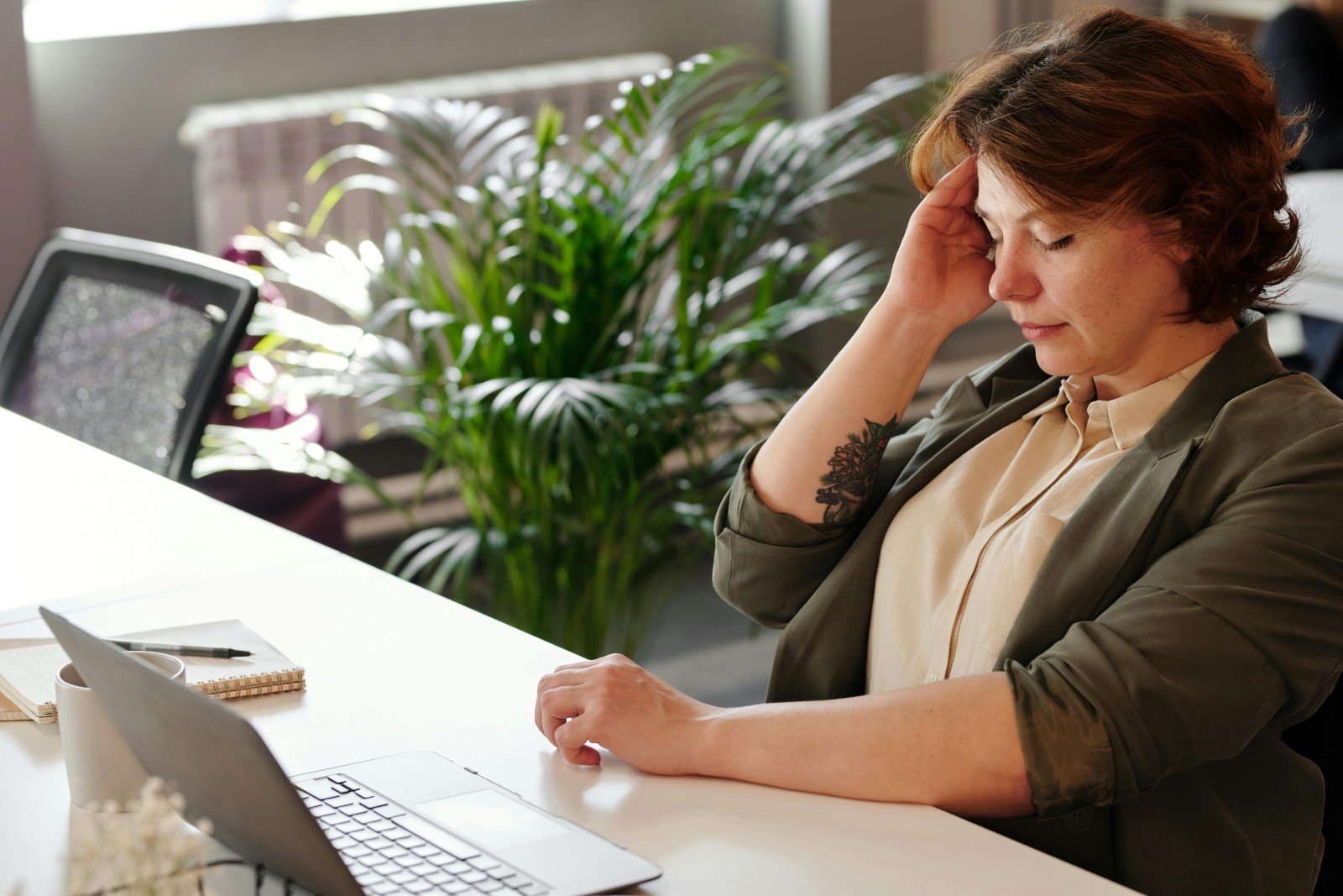 woman feeling isolated at work, a victim of defamation in the workplace