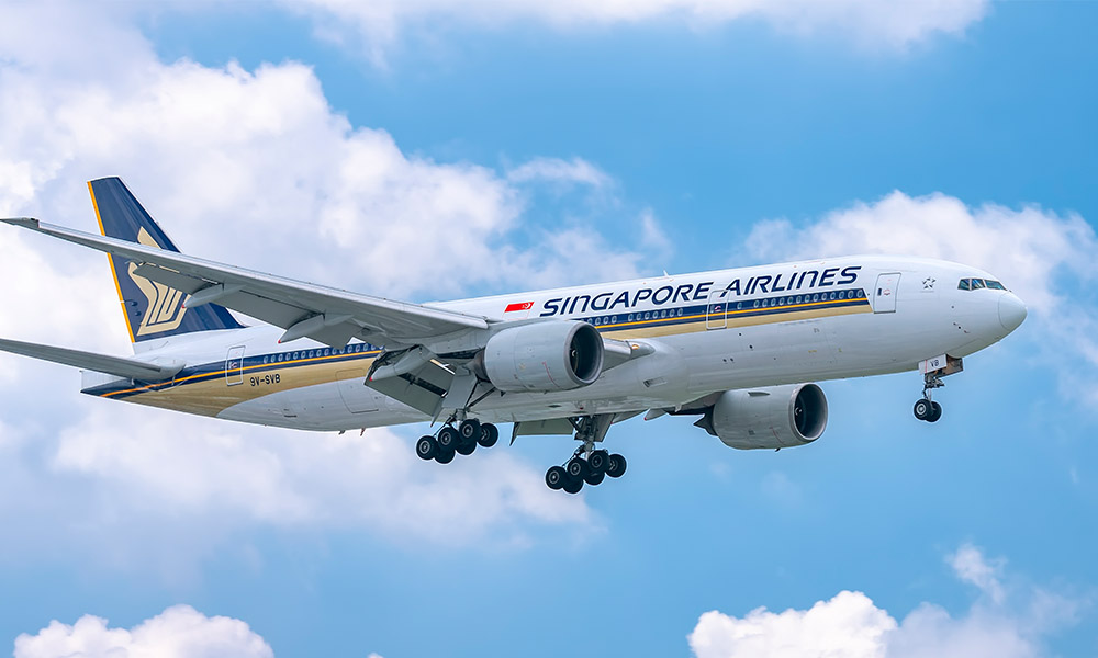 Singapore Airlines cuts pay for senior leaders amid coronavirus