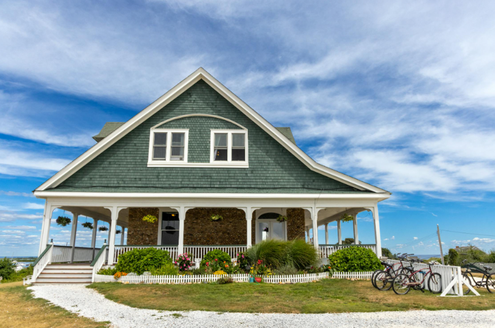 a beautiful house in Rhode Island with a pleasing curb appeal—a great strategy to sell one’s house fast