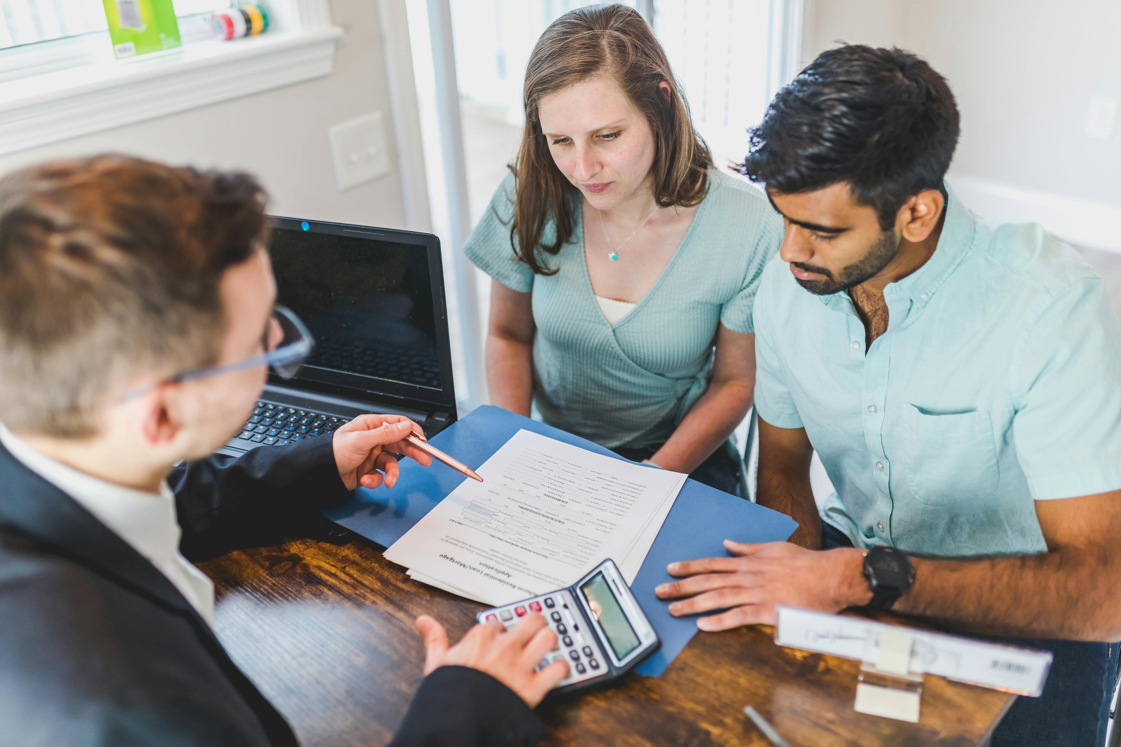 a mortgage broker explaining how to pay off a 30-year mortgage in 15 years to home buyers in the United States