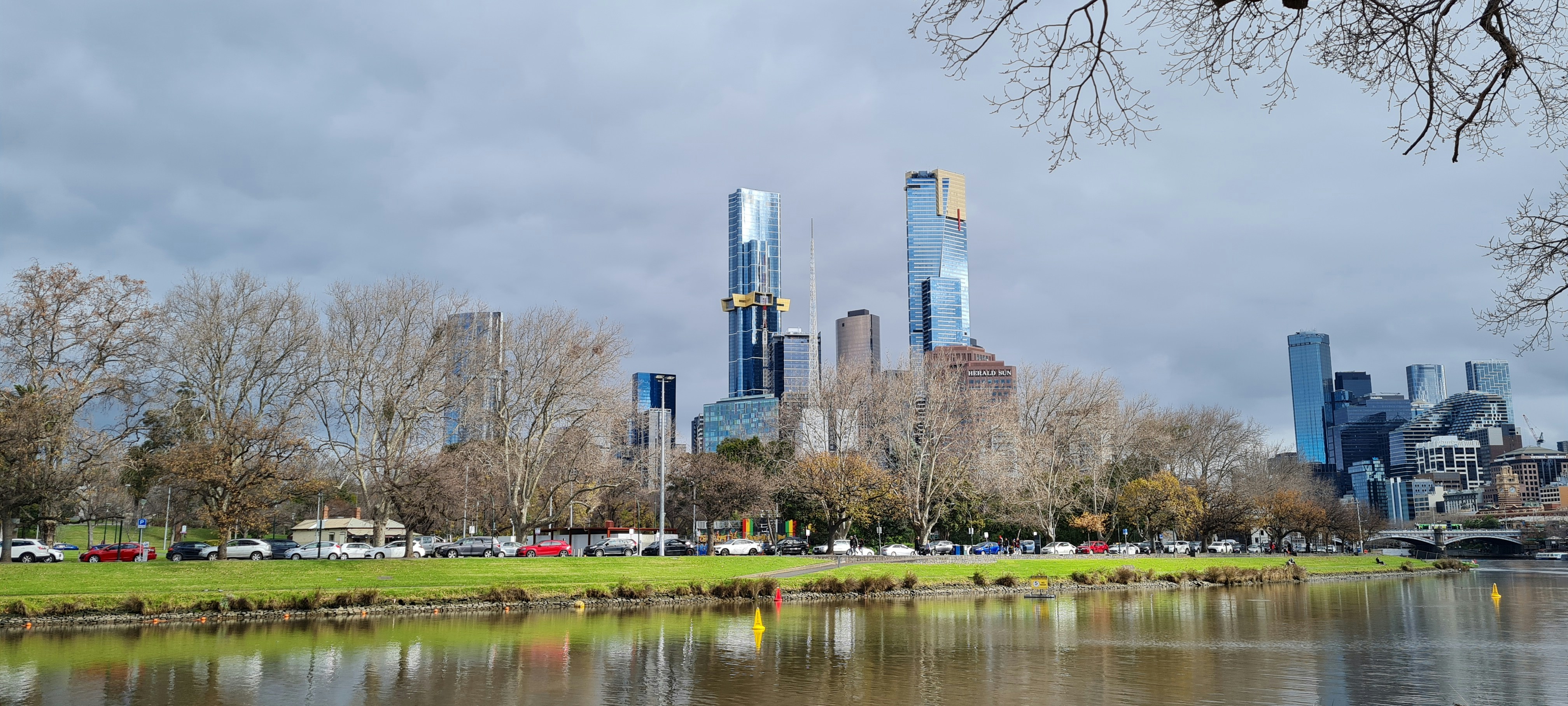  East Melbourne’s Yarra River in the foreground with cars and the city buildings in the background